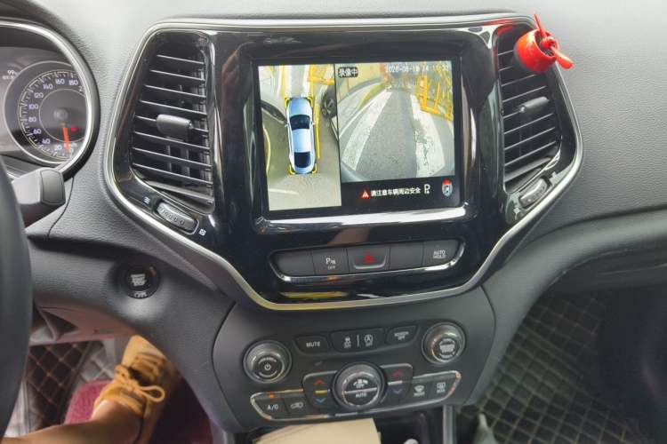 Used Jeep Cherokee 2019 2.0T Four-Wheel Drive Explorer Edition China VI Emission Standard Audio And AC Panel