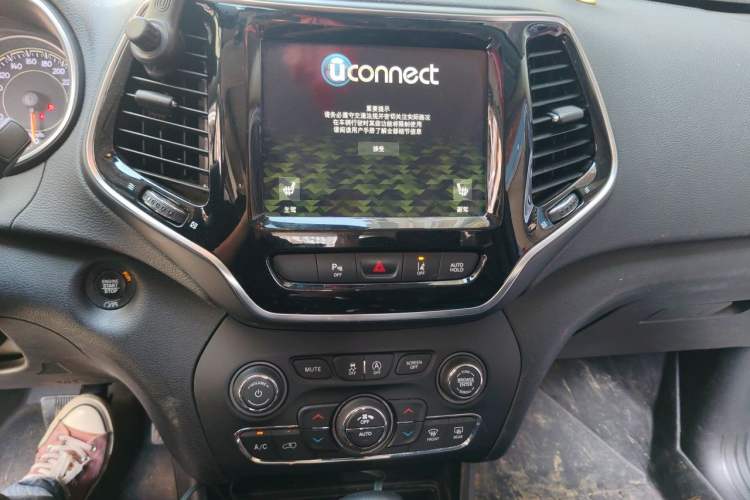 Used Jeep Cherokee 2019 2.0T Four-Wheel Drive Explorer Edition China V Audio And AC Panel