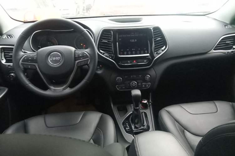 Used Jeep Cherokee 2019 2.0T Two-Wheel Drive Smart Enjoyment Version China VI Center Console
