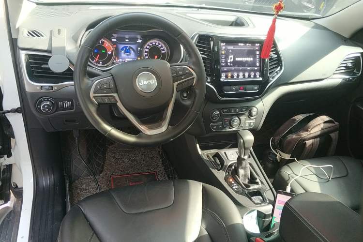 Used Jeep Cherokee 2019 2.0T 2WD Enjoyment Edition China V Center Console