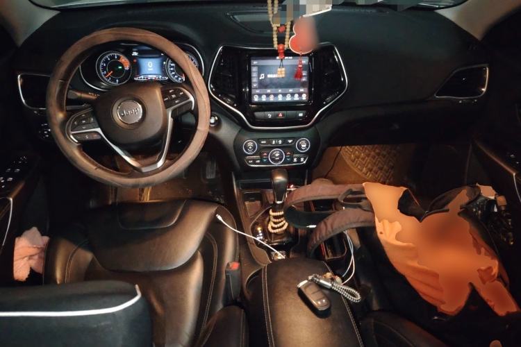 Used Jeep Cherokee 2019 2.0T Two-Wheel Drive Smart Enjoyment Version China VI Center Console