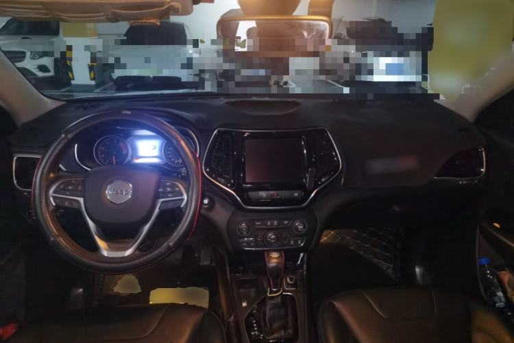 Used Jeep Cherokee 2019 2.0T Two-Wheel Drive Smart Enjoyment Version China VI Center Console