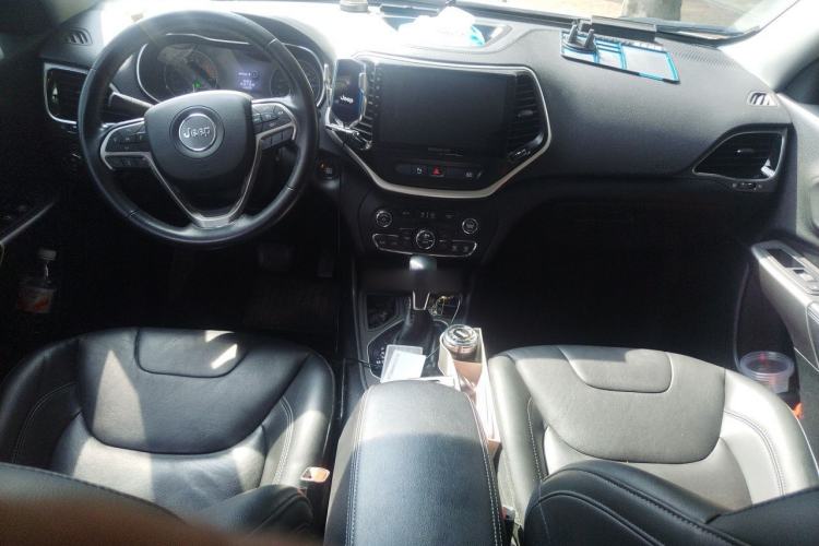 Used Jeep Cherokee 2019 2.0T Two-Wheel Drive Smart Enjoyment Version China VI Center Console