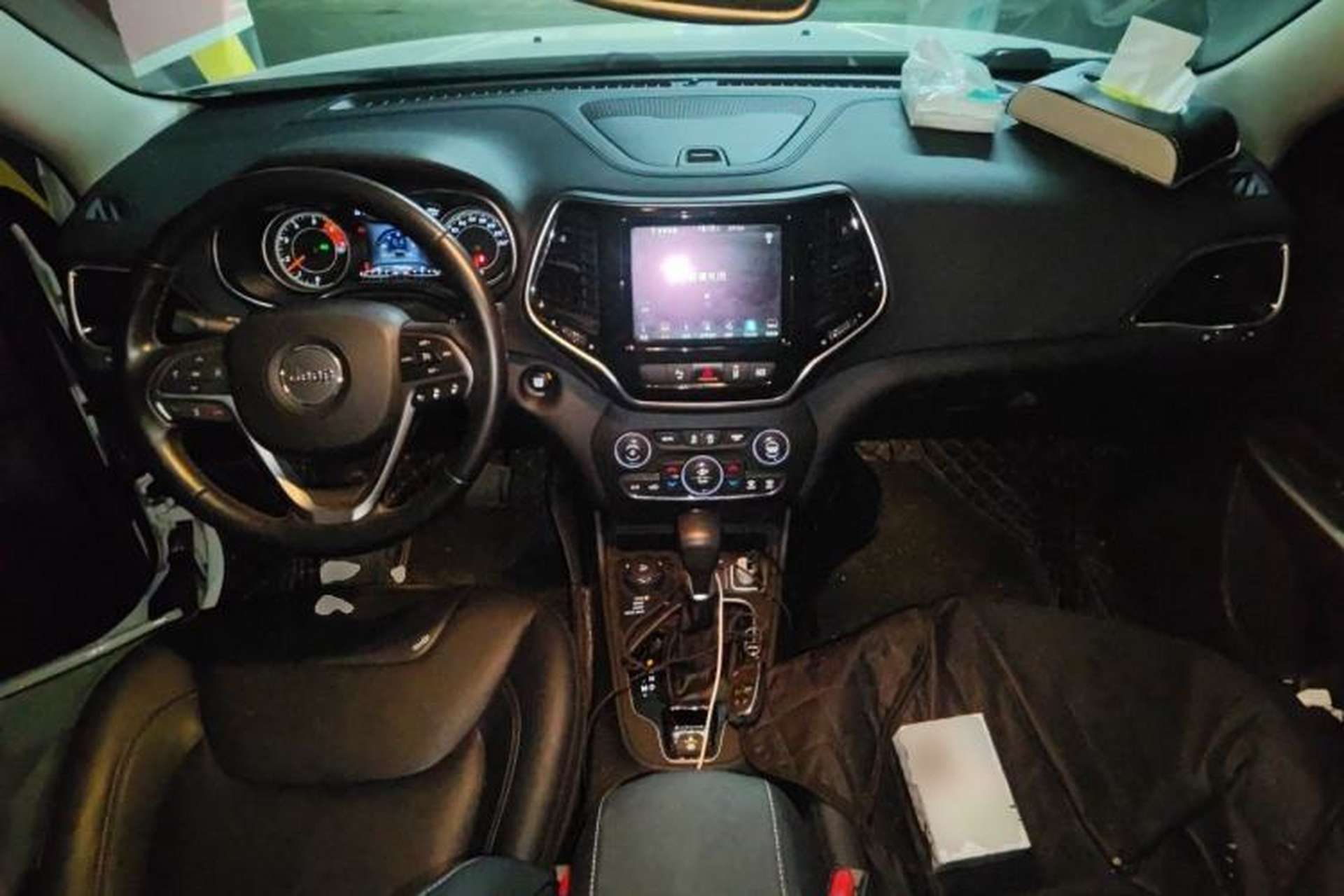 Used Jeep Cherokee 2019 2.0T Four-Wheel Drive Exploration Edition + Autonomous Driving Smart Package China V Center Console