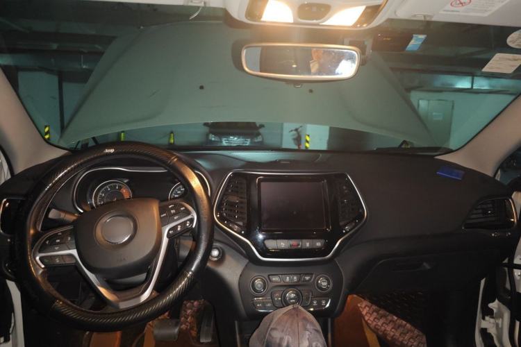 Used Jeep Cherokee 2019 2.0T Four-Wheel Drive Explorer Edition China V Center Console
