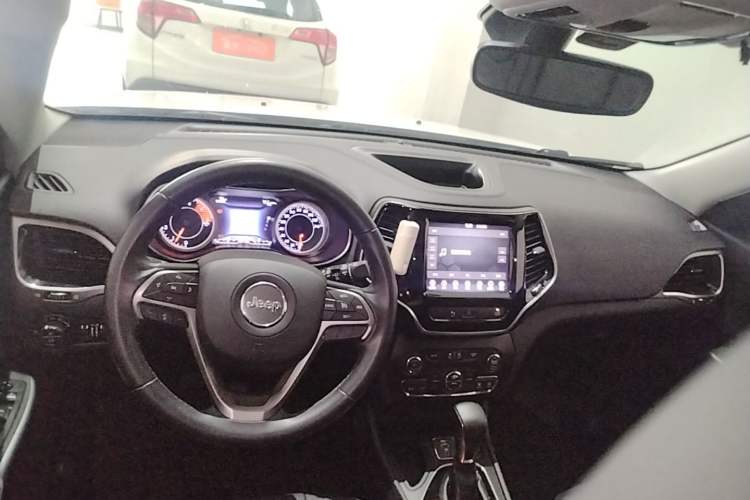 Used Jeep Cherokee 2019 2.0T Two-Wheel Drive Smart Enjoyment Version China V Center Console