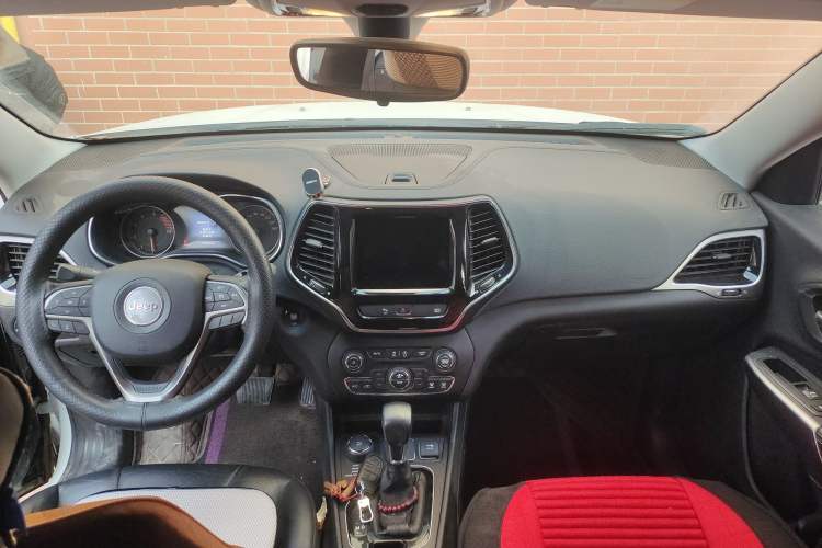 Used Jeep Cherokee 2019 2.0T Four-Wheel Drive Explorer Edition China VI Emission Standard Center Console