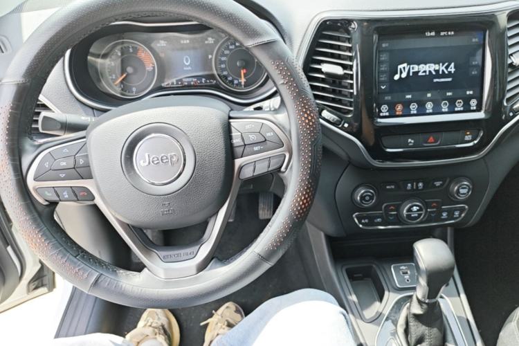 Used Jeep Cherokee 2019 2.0T Two-Wheel Drive Smart Enjoyment Version China V Center Console