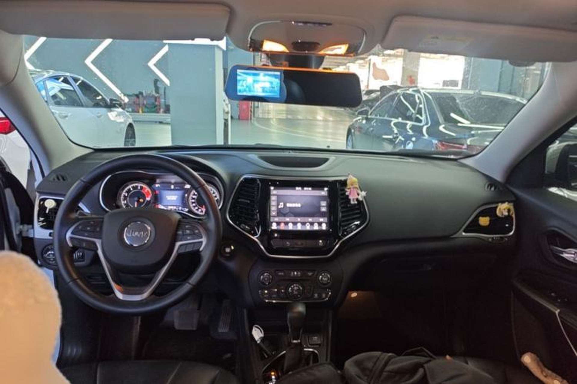 Used Jeep Cherokee 2019 2.0T Two-Wheel Drive Smart Enjoyment Version China VI Center Console