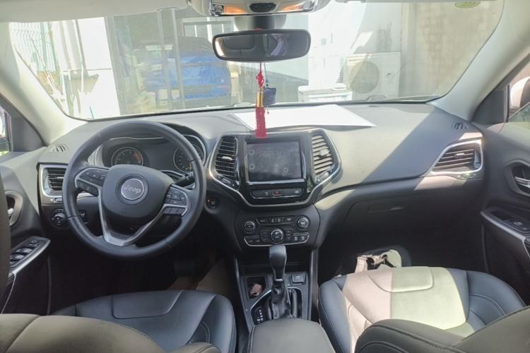 Used Jeep Cherokee 2019 2.0T Two-Wheel Drive Smart Enjoyment Version China VI Center Console