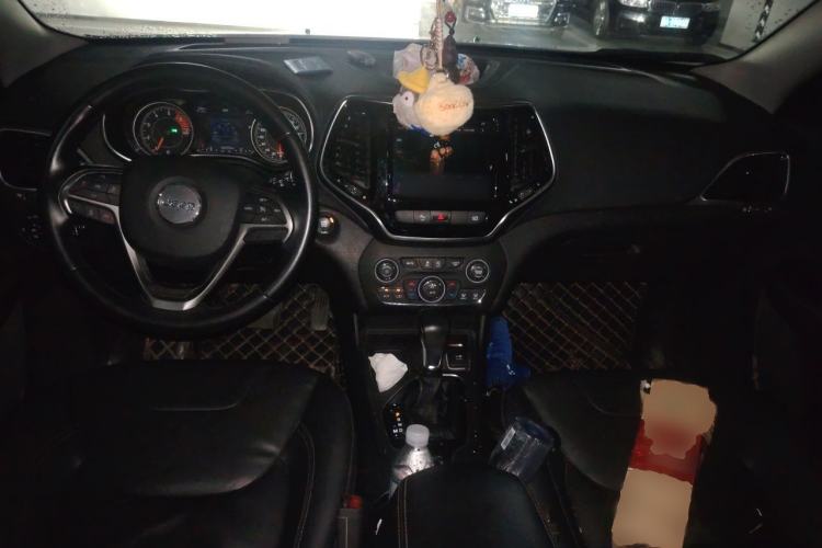 Used Jeep Cherokee 2019 2.0T Two-Wheel Drive Smart Enjoyment Version China V Center Console