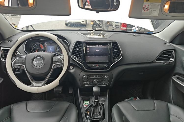 Used Jeep Cherokee 2019 2.0T Two-Wheel Drive Smart Enjoyment Version China V Center Console