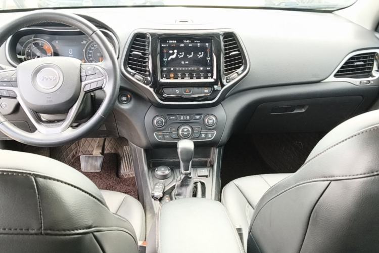 Used Jeep Cherokee 2019 2.0T Four-Wheel Drive Explorer Edition China VI Emission Standard Center Console
