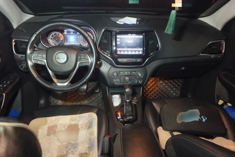 Used Jeep Cherokee 2019 2.0T Two-Wheel Drive Smart Enjoyment Version China V Center Console