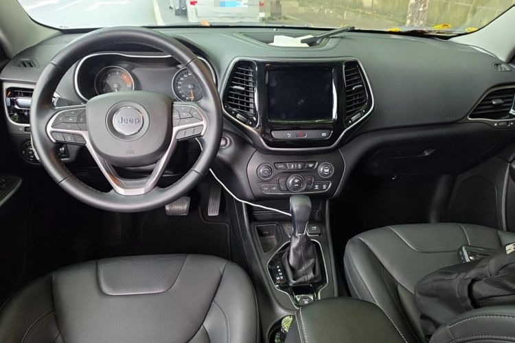 Used Jeep Cherokee 2019 2.0T Two-Wheel Drive Smart Enjoyment Version China V Center Console