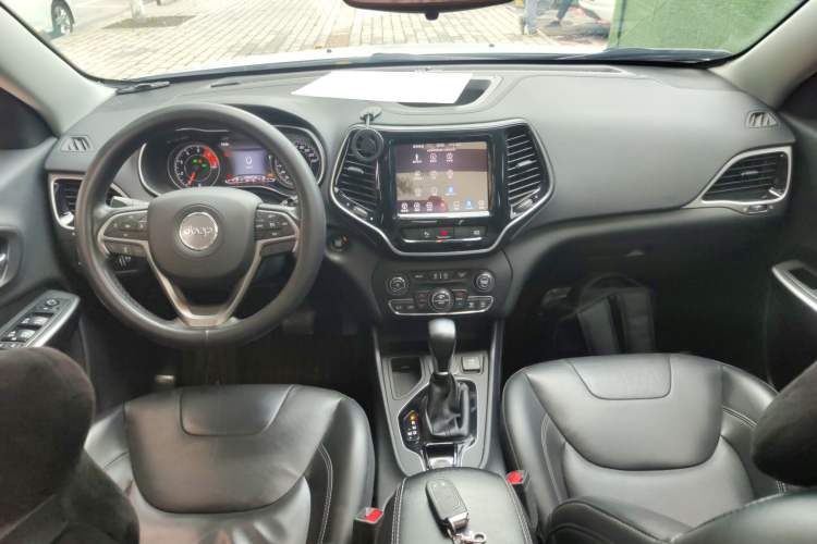 Used Jeep Cherokee 2019 2.0T Two-Wheel Drive Smart Enjoyment Version China VI Center Console