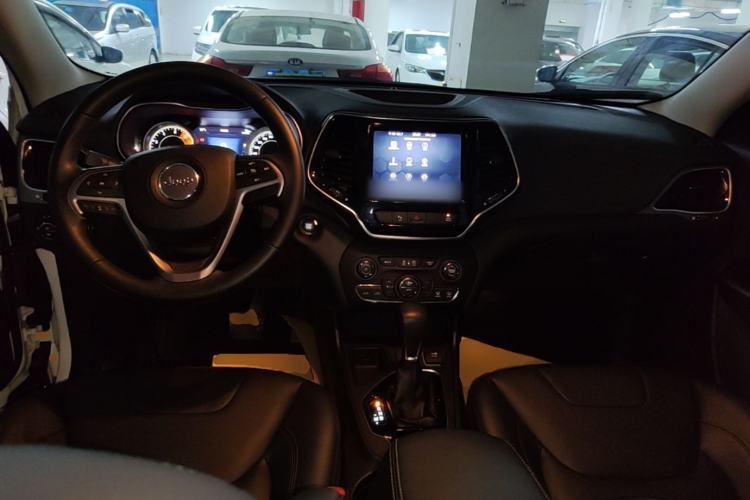 Used Jeep Cherokee 2019 2.0T Two-Wheel Drive Smart Enjoyment Version China VI Center Console