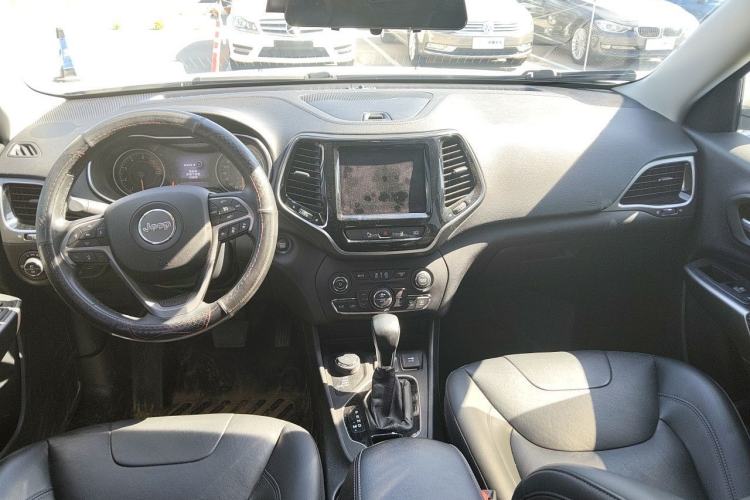 Used Jeep Cherokee 2019 2.0T Four-Wheel Drive Explorer Edition China VI Emission Standard Center Console
