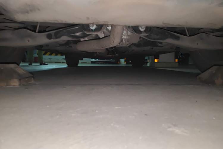 Used Jeep Cherokee 2019 2.0T Four-Wheel Drive Explorer Edition China VI Emission Standard Chassis Rear