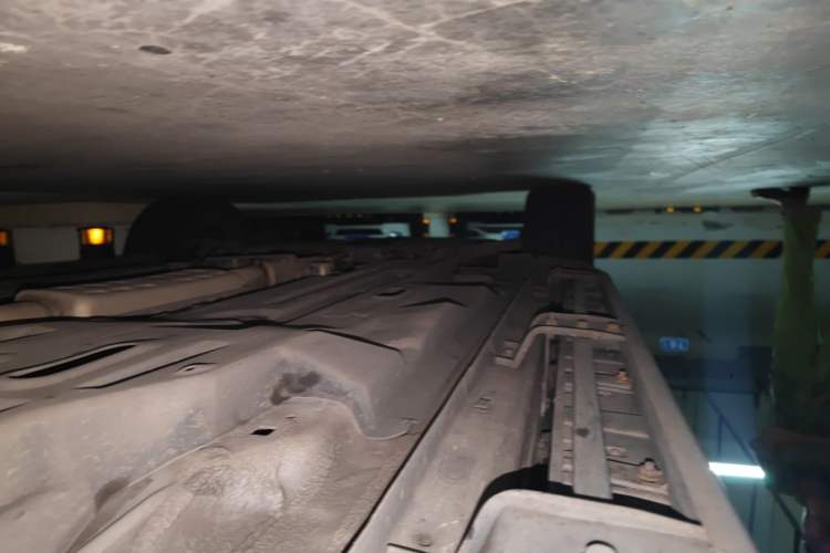 Used Jeep Cherokee 2019 2.0T Four-Wheel Drive Explorer Edition China VI Emission Standard Chassis Rear Left