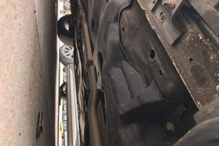 Used Jeep Cherokee 2019 2.0T Four-Wheel Drive Explorer Edition China VI Emission Standard Chassis Rear Left
