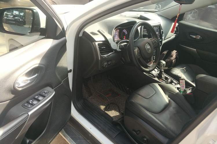 Used Jeep Cherokee 2019 2.0T 2WD Enjoyment Edition China V Driver Seat