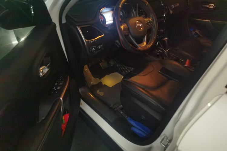 Used Jeep Cherokee 2019 2.0T Two-Wheel Drive Smart Enjoyment Version China VI Driver Seat