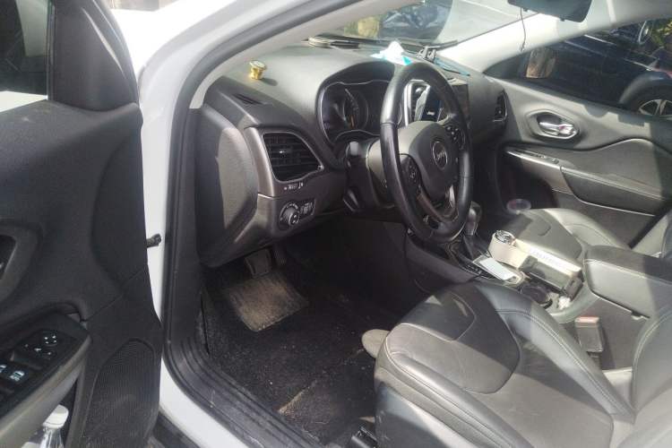Used Jeep Cherokee 2019 2.0T Two-Wheel Drive Smart Enjoyment Version China VI Driver Seat