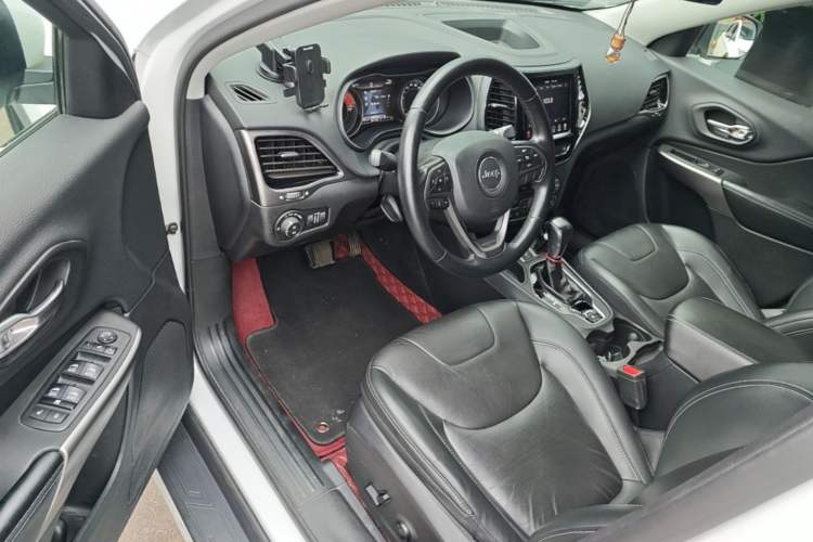 Used Jeep Cherokee 2019 2.0L Two-Wheel Drive Premium Edition China V Emission Standard Driver Seat