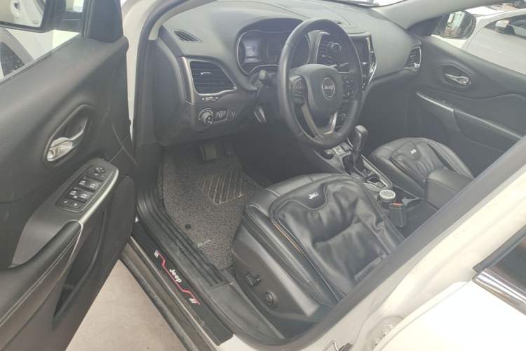 Used Jeep Cherokee 2019 2.0T Four-Wheel Drive Explorer Edition China VI Emission Standard Driver Seat