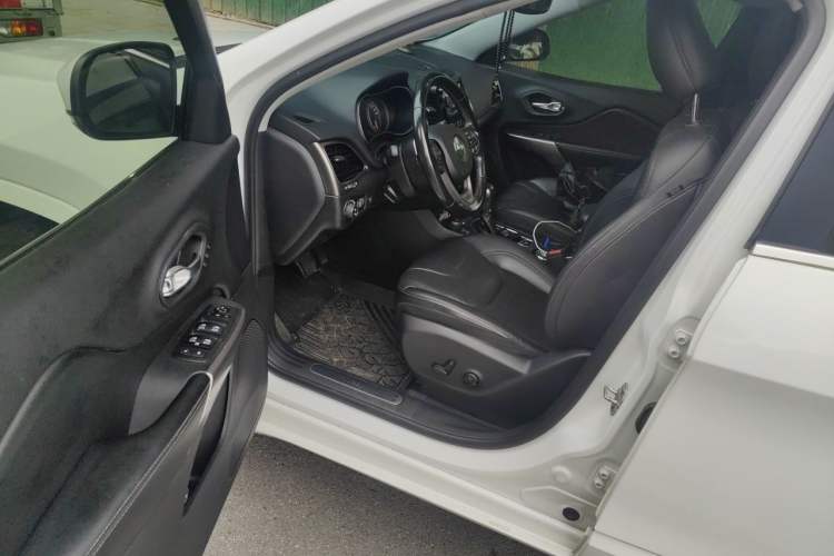 Used Jeep Cherokee 2019 2.0T Four-Wheel Drive All-Round Version China VI Driver Seat