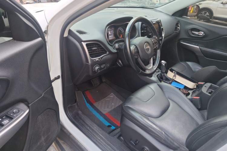 Used Jeep Cherokee 2019 2.0T Four-Wheel Drive Explorer Edition China V Driver Seat