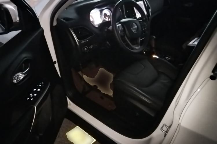 Used Jeep Cherokee 2019 2.0T Four-Wheel Drive Explorer Edition China V Driver Seat