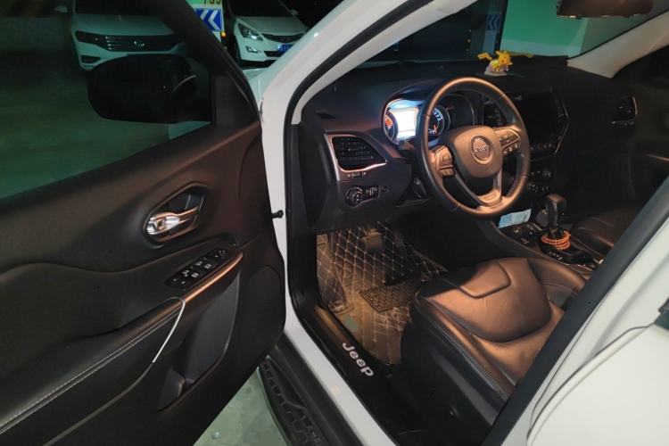 Used Jeep Cherokee 2019 2.0T Four-Wheel Drive Explorer Edition China VI Emission Standard Driver Seat