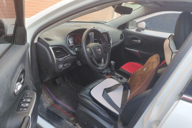 Used Jeep Cherokee 2019 2.0T Four-Wheel Drive Explorer Edition China VI Emission Standard Driver Seat