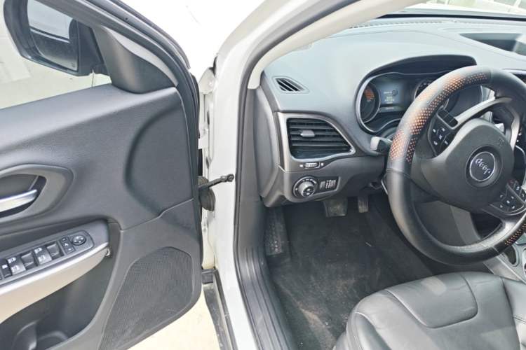 Used Jeep Cherokee 2019 2.0T Two-Wheel Drive Smart Enjoyment Version China V Driver Seat
