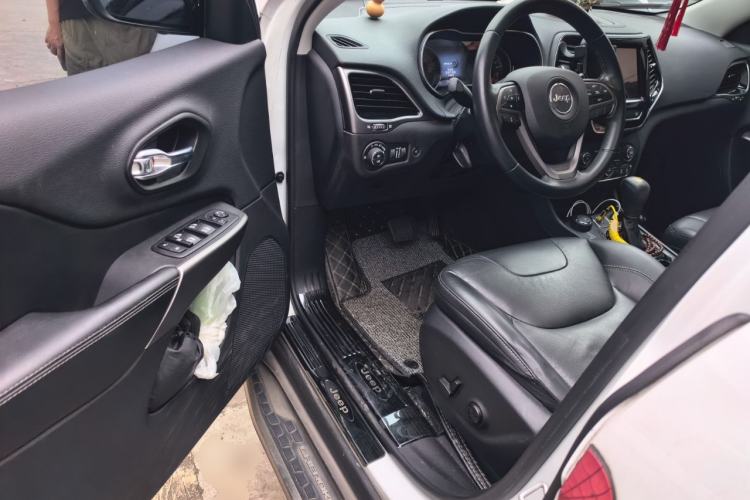 Used Jeep Cherokee 2019 2.0T Four-Wheel Drive Explorer Edition China VI Emission Standard Driver Seat