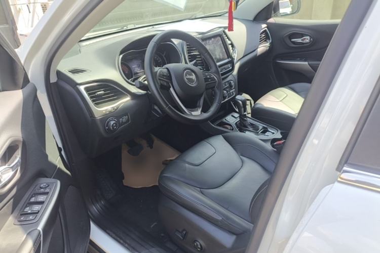 Used Jeep Cherokee 2019 2.0T Two-Wheel Drive Smart Enjoyment Version China VI Driver Seat