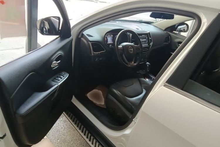 Used Jeep Cherokee 2019 2.0T Four-Wheel Drive Exploration Edition + Autonomous Driving Smart Package China V Driver Seat