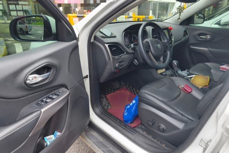Used Jeep Cherokee 2019 2.0T Four-Wheel Drive Explorer Edition China VI Emission Standard Driver Seat
