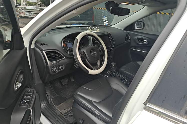Used Jeep Cherokee 2019 2.0T Two-Wheel Drive Smart Enjoyment Version China V Driver Seat