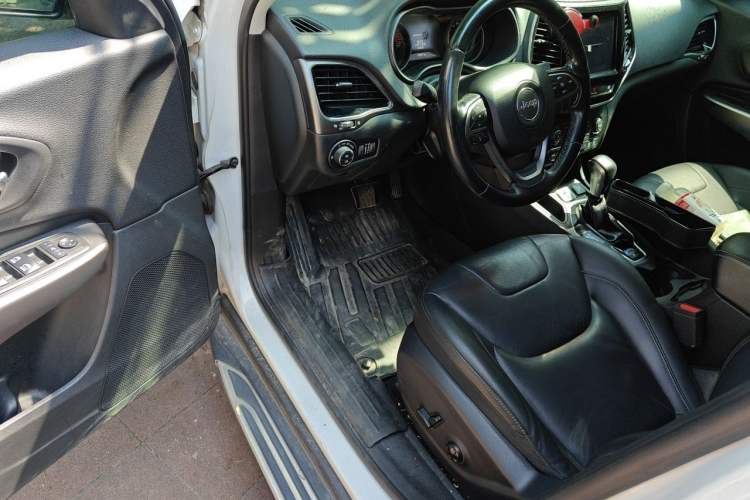Used Jeep Cherokee 2019 2.0T Two-Wheel Drive Smart Enjoyment Version China VI Driver Seat