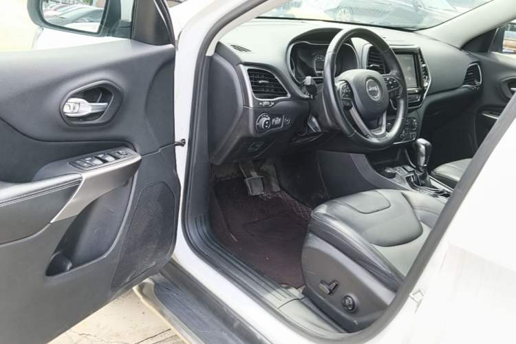 Used Jeep Cherokee 2019 2.0T Four-Wheel Drive Explorer Edition China VI Emission Standard Driver Seat