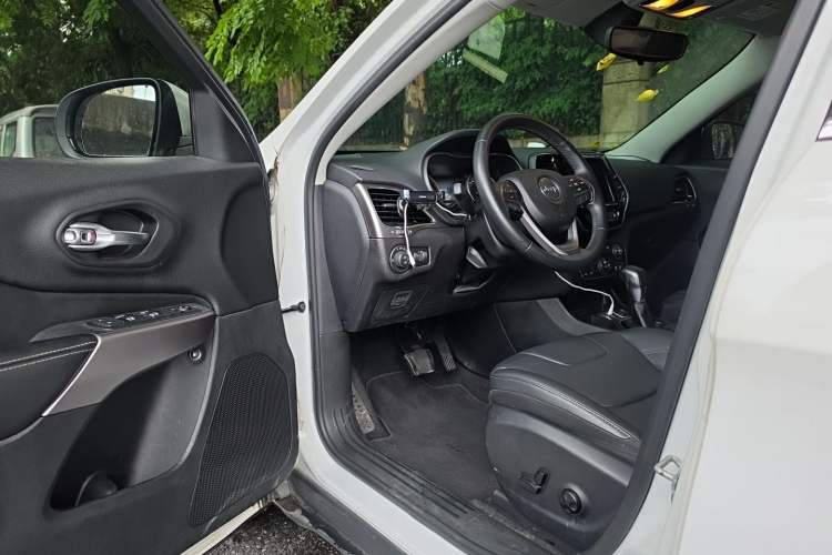Used Jeep Cherokee 2019 2.0T Two-Wheel Drive Smart Enjoyment Version China V Driver Seat