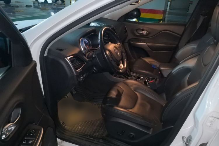 Used Jeep Cherokee 2019 2.0T 2WD Enjoyment Edition China V Driver Seat