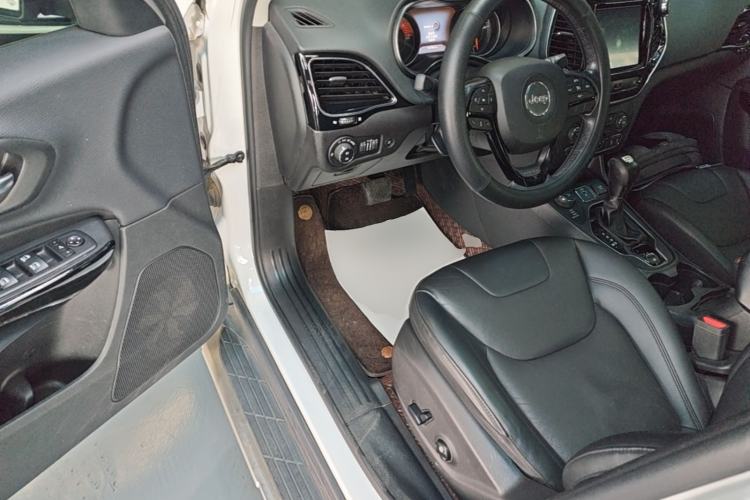 Used Jeep Cherokee 2019 2.0T Four-Wheel Drive Explorer Edition China VI Emission Standard Driver Seat