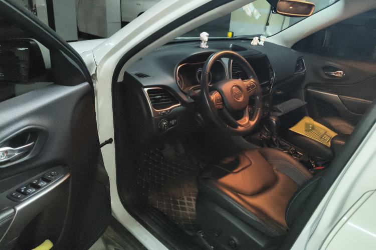 Used Jeep Cherokee 2019 2.0L 2WD Premium Edition China VI Driver Seat