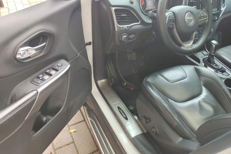 Used Jeep Cherokee 2019 2.0T Two-Wheel Drive Smart Enjoyment Version China VI Driver Seat