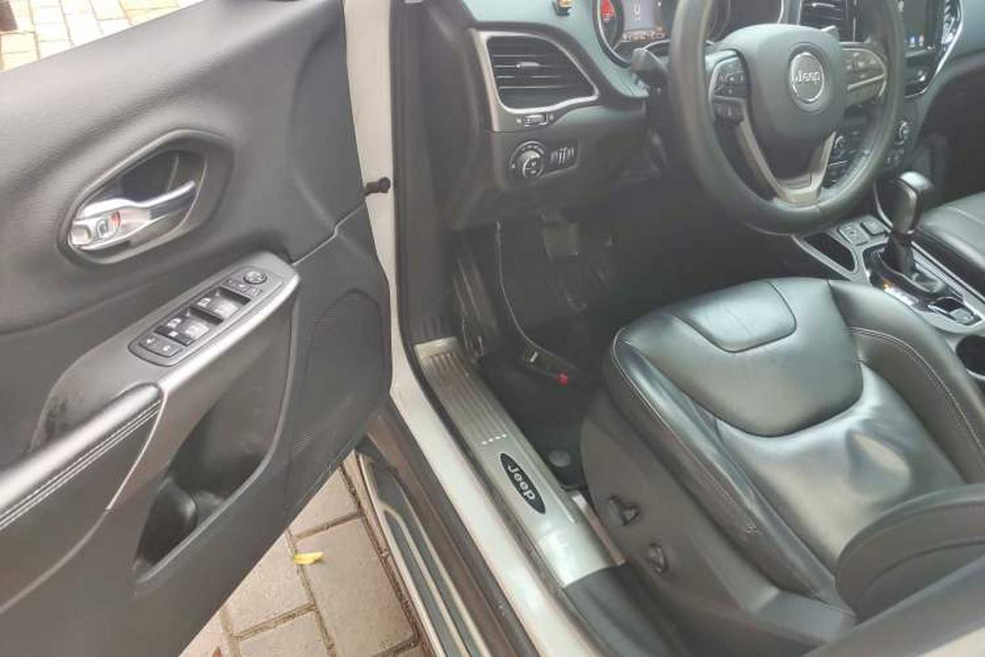 Used Jeep Cherokee 2019 2.0T Two-Wheel Drive Smart Enjoyment Version China VI Driver Seat