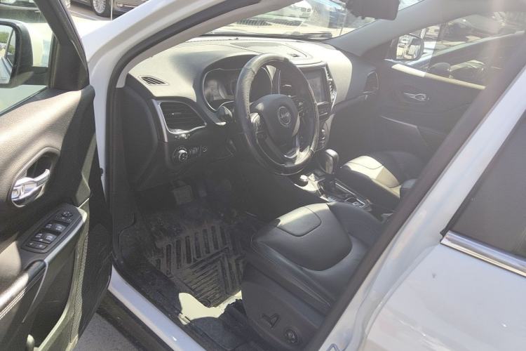 Used Jeep Cherokee 2019 2.0T Four-Wheel Drive Explorer Edition China VI Emission Standard Driver Seat